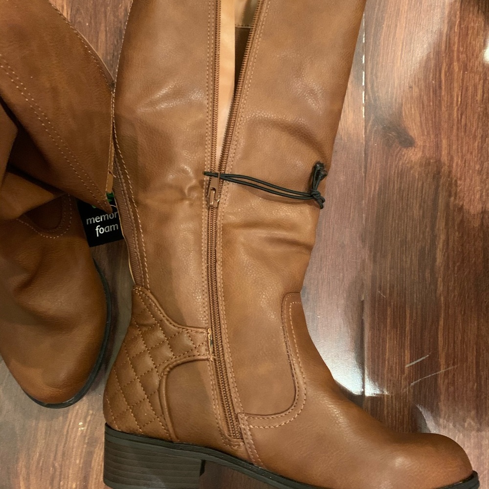 New brown boot - Picture 2 of 4